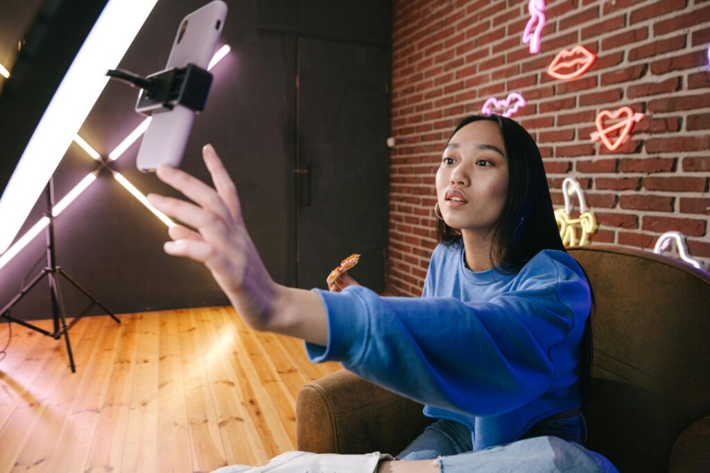 Femme préparant du contenu pour les réseaux sociaux